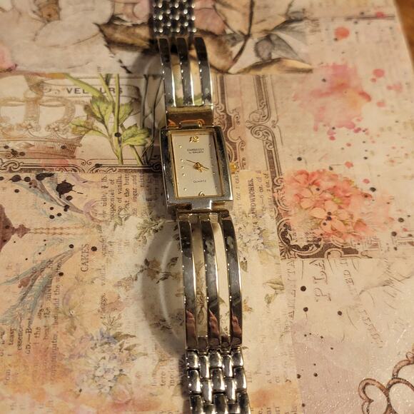 Vintage Embassy by Gruen Women’s Quartz Watch – Two Tone Rectangle Dial - Picture 3 of 10